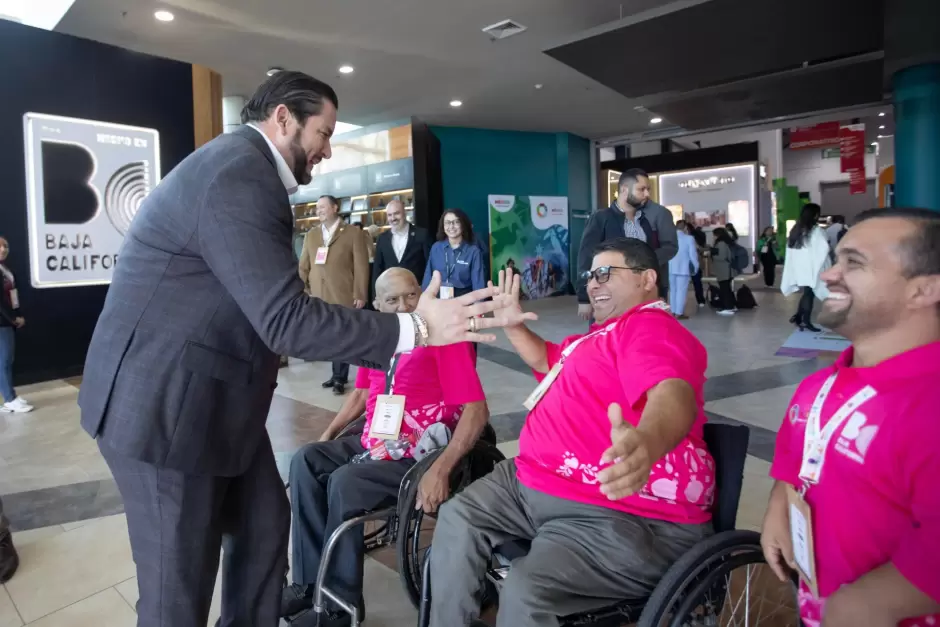 Recibe presidente Ismael Burgueo distintivo Nivel de Calidad Oro para Tijuana