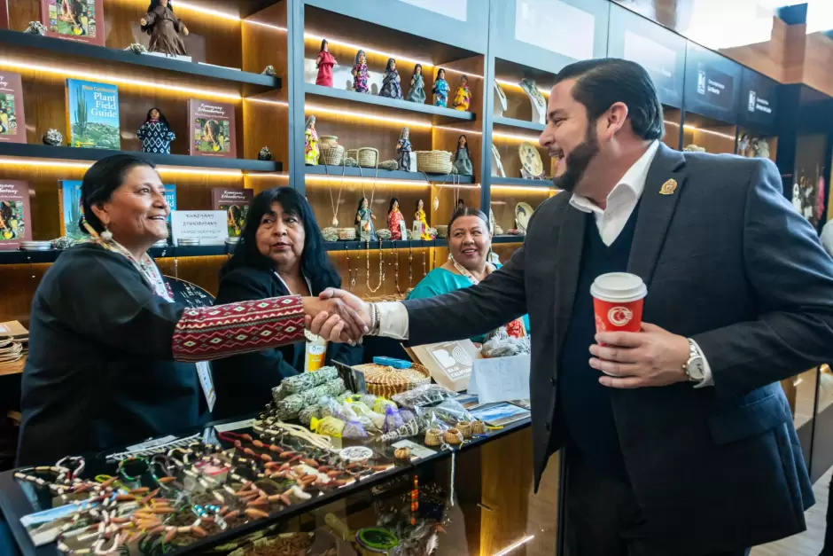 Recibe presidente Ismael Burgueo distintivo Nivel de Calidad Oro para Tijuana
