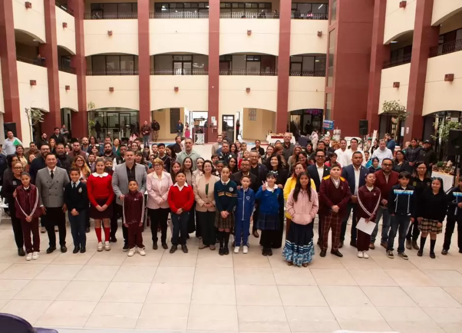 Presidenta Rocío Adame toma protesta a niñas y niños funcionarios