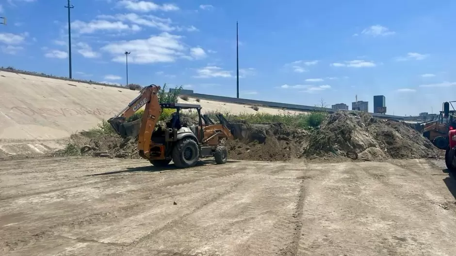 Trabajos de limpieza en la canalizacin del ro Tijuana