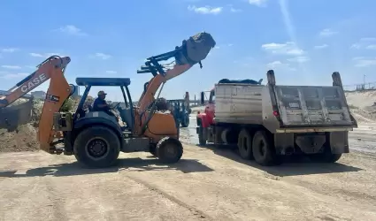 Trabajos de limpieza en la canalizacin del ro Tijuana