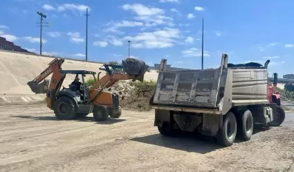 Trabajos de limpieza en la canalizacin del ro Tijuana