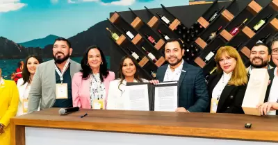 Firma con Los Cabos