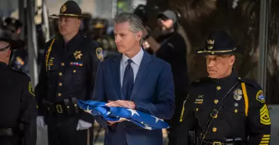 Gobernador Newsom rinde homenaje a oficiales caídos en ceremonia estatal