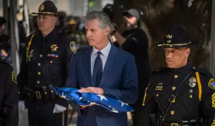 Gobernador Newsom rinde homenaje a oficiales cados en ceremonia estatal