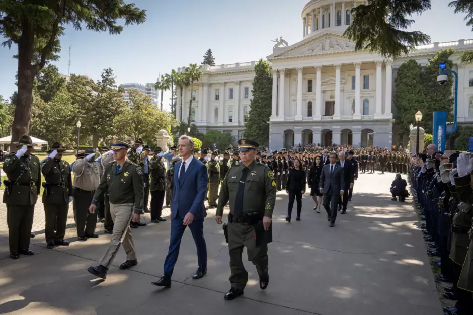 Gobernador Newsom rinde homenaje a oficiales cados en ceremonia estatal