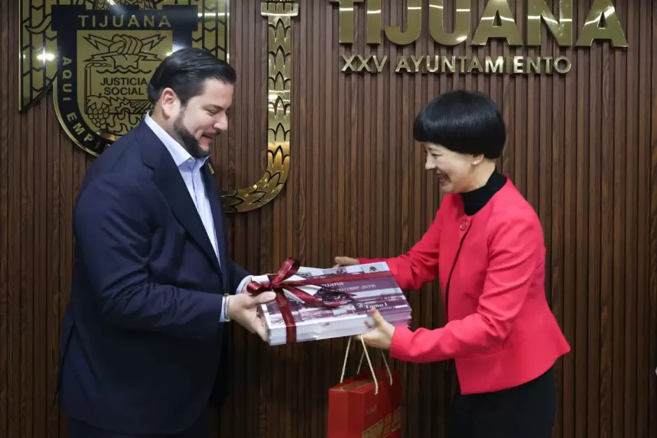 Ismael Burgueo con Cnsul General de la Repblica Popular China en Tijuana