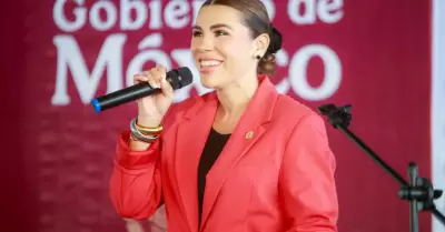 Entrega de tarjetas "Jvenes Escribiendo el Futuro" en beneficio de estudiantes 