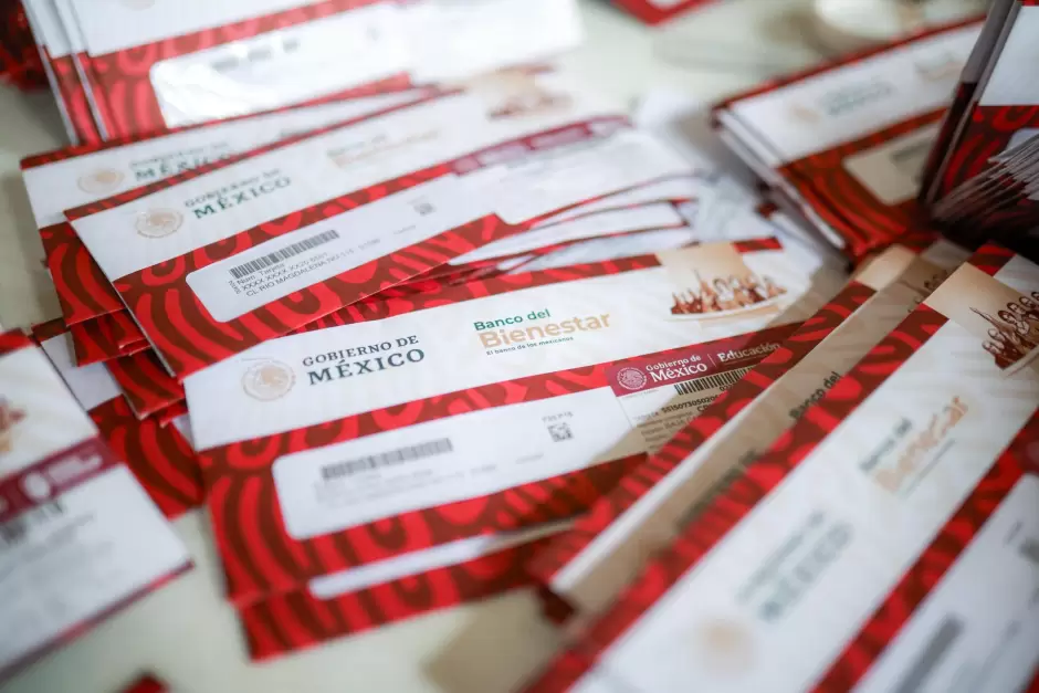 Entrega de tarjetas "Jvenes Escribiendo el Futuro" en beneficio de estudiantes universitarios