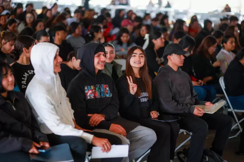Entrega de tarjetas "Jvenes Escribiendo el Futuro" en beneficio de estudiantes universitarios