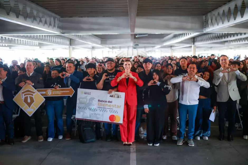 Entrega de tarjetas "Jvenes Escribiendo el Futuro" en beneficio de estudiantes universitarios