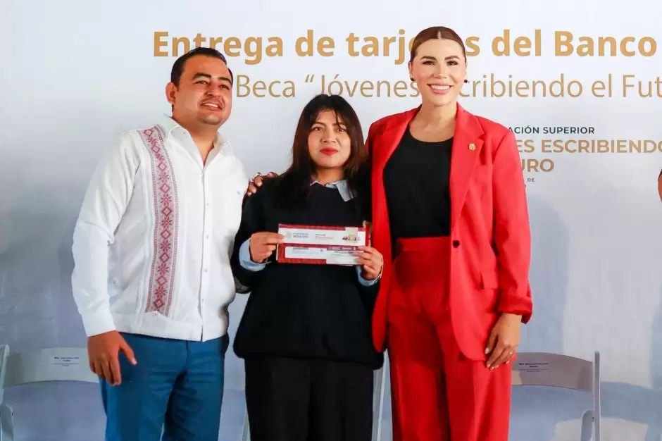 Entrega de tarjetas "Jvenes Escribiendo el Futuro" en beneficio de estudiantes universitarios