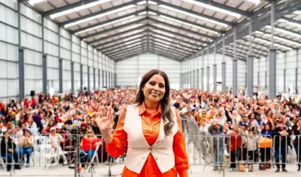 Festeja Claudia Agatn con Amor en Grande a 2 mil 500 mams ensenadenses