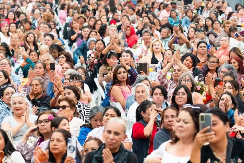 Festeja Claudia Agatn con Amor en Grande a 2 mil 500 mams ensenadenses