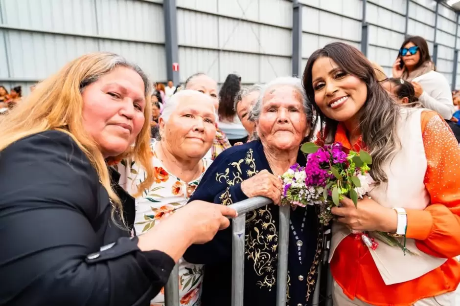 Festeja Claudia Agatn con Amor en Grande a 2 mil 500 mams ensenadenses