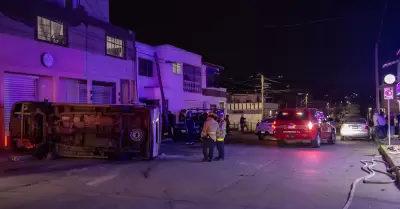 Taxi es impactado por menor de edad; pasajera muere