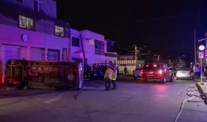 Taxi es impactado por menor de edad; pasajera muere