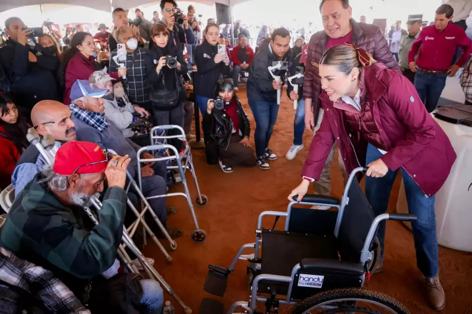 Entregan 6 mil apoyos funcionales de salud para las personas ms necesitadas