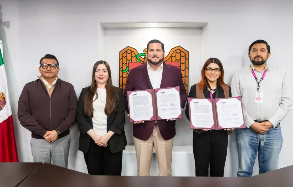 Firma Ismael Burgueo convenio con el INE