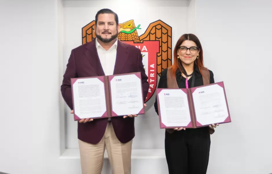 Firma Ismael Burgueo convenio con el INE