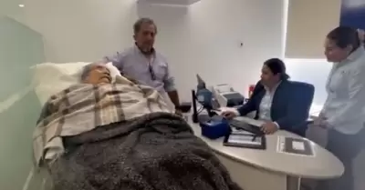 Mujer de 96 años tiene que acudir en camilla al banco para poder cobrar su pensi
