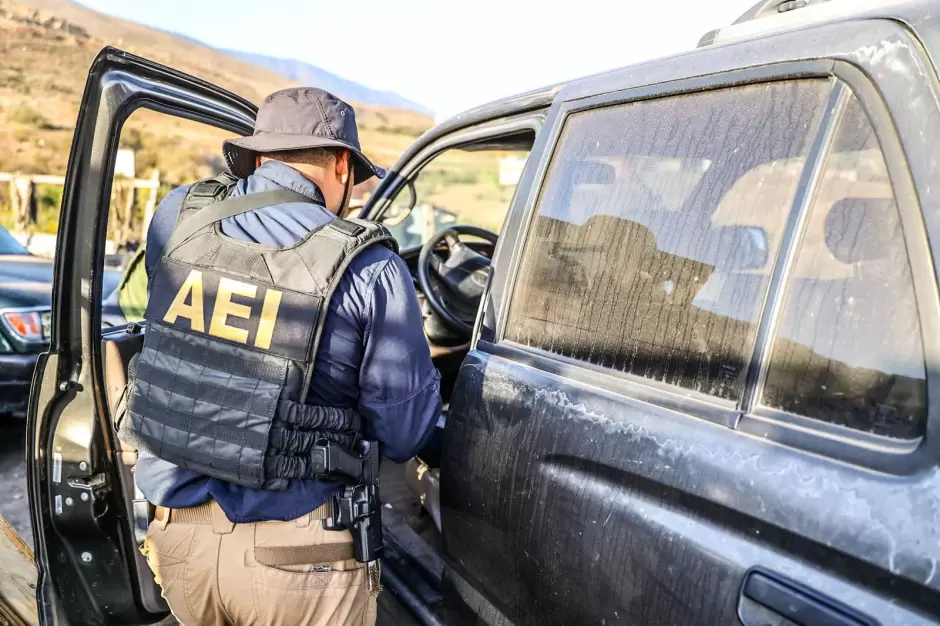 Vehculos asegurados durante cateo en investigacin por robo de vehculos