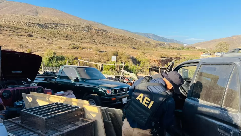 Vehculos asegurados durante cateo en investigacin por robo de vehculos