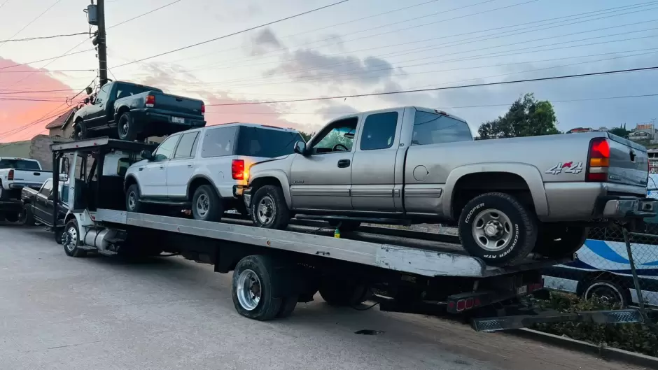 Vehculos asegurados durante cateo en investigacin por robo de vehculos