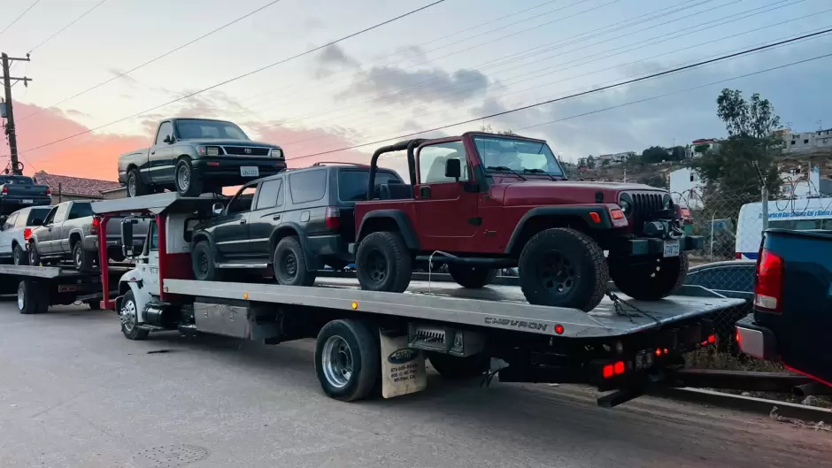 Vehculos asegurados durante cateo en investigacin por robo de vehculos