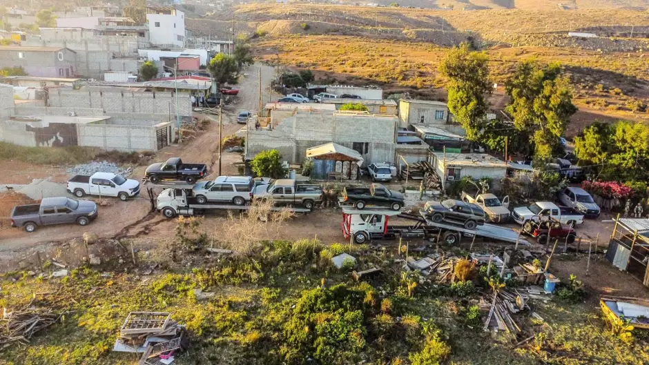 Vehculos asegurados durante cateo en investigacin por robo de vehculos