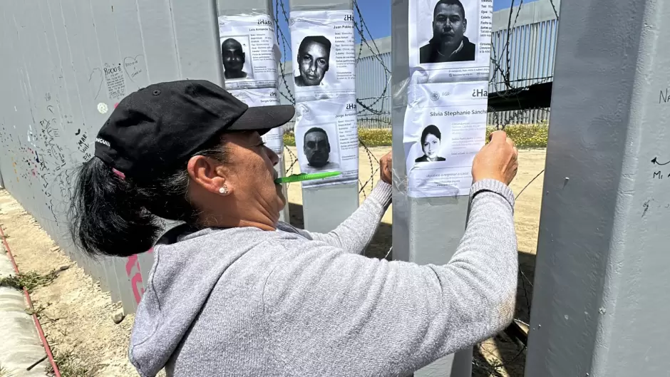 Muro de la frontera se llena de rostros; madres buscadoras lo transforman en memorial de desaparecidos