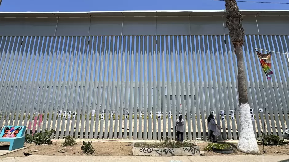Muro de la frontera se llena de rostros; madres buscadoras lo transforman en memorial de desaparecidos