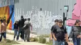 Muro de la frontera se llena de rostros; madres buscadoras lo transforman en mem