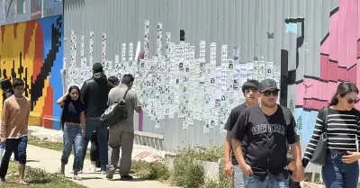 Muro de la frontera se llena de rostros; madres buscadoras lo transforman en mem