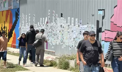 Muro de la frontera se llena de rostros; madres buscadoras lo transforman en mem