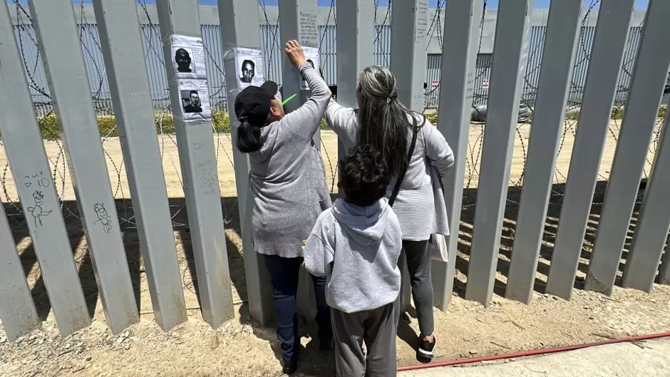 Muro de la frontera se llena de rostros; madres buscadoras lo transforman en memorial de desaparecidos