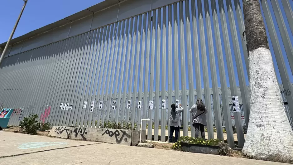 Muro de la frontera se llena de rostros; madres buscadoras lo transforman en memorial de desaparecidos