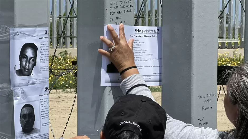 Muro de la frontera se llena de rostros; madres buscadoras lo transforman en memorial de desaparecidos