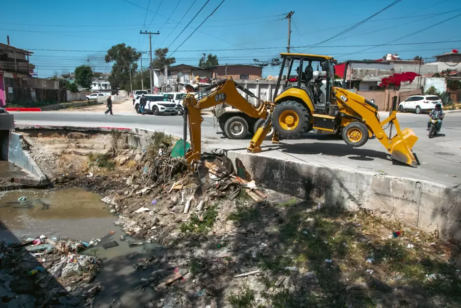 Trabajos de limpieza de canal pluvial y parque en el Mariano Matamoros