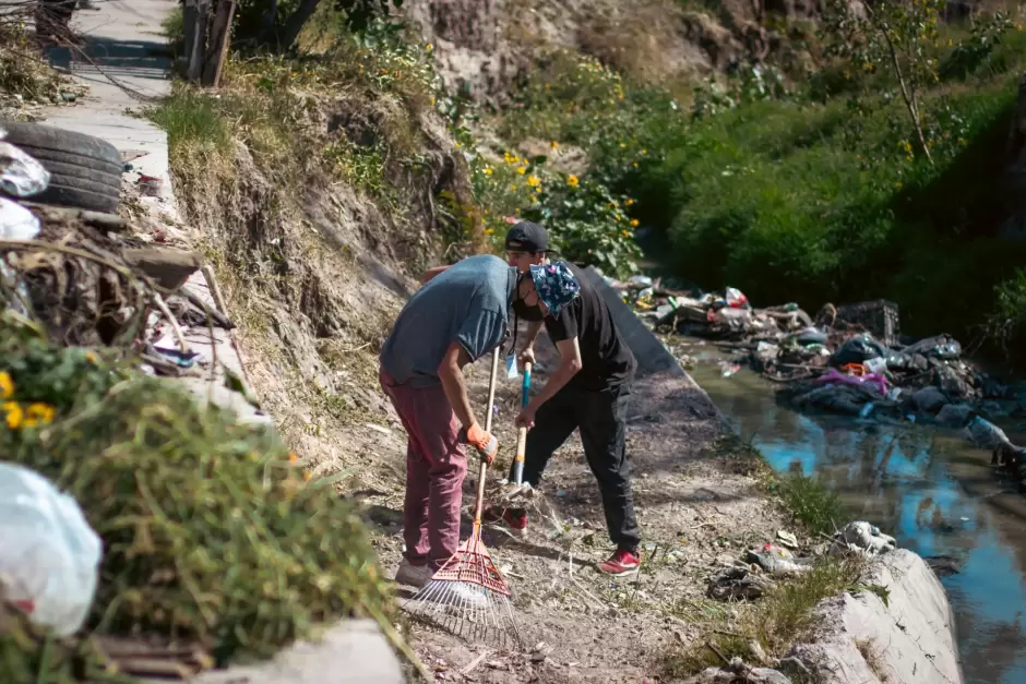Trabajos de limpieza de canal pluvial y parque en el Mariano Matamoros
