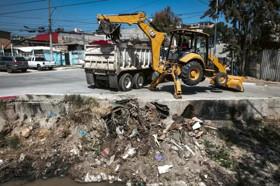 Trabajos de limpieza de canal pluvial y parque en el Mariano Matamoros