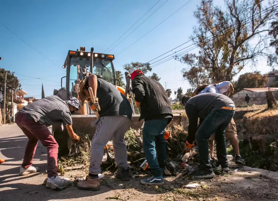 Trabajos de limpieza de canal pluvial y parque en el Mariano Matamoros