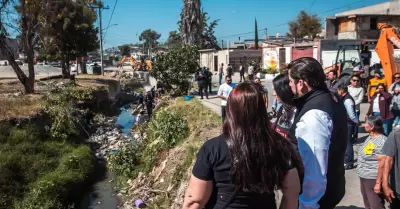 Trabajos de limpieza de canal pluvial y parque en el Mariano Matamoros
