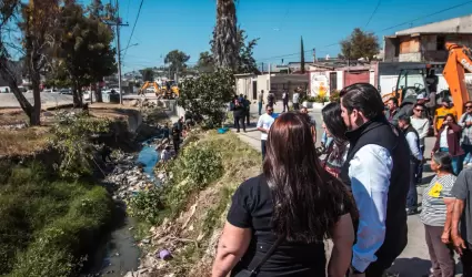 Trabajos de limpieza de canal pluvial y parque en el Mariano Matamoros