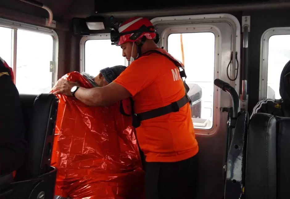 Personal Naval realiza evacuacin mdica en la mar