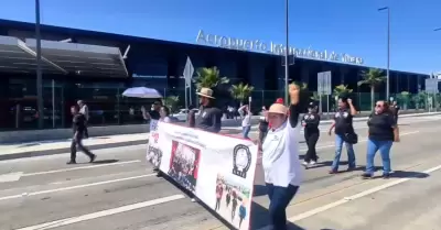 Continuarn bloqueos como el del aeropuerto de Tijuana; CNTE exige los atienda