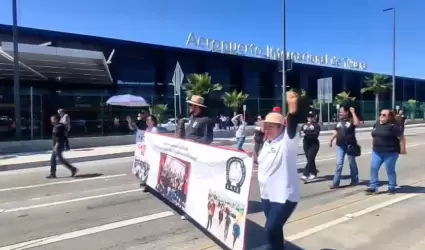 Continuarn bloqueos como el del aeropuerto de Tijuana; CNTE exige los atienda