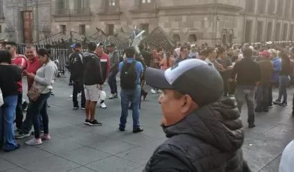 Maestros de la CNTE bloquean accesos a Palacio Nacional