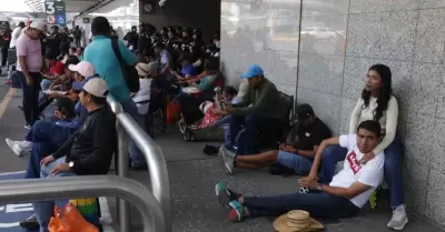 Maestros de la CNTE bloquean accesos a terminales del AICM