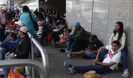 Maestros de la CNTE bloquean accesos a terminales del AICM